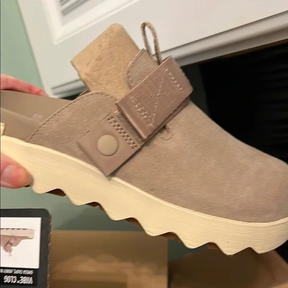 NEW in box Tan Slip-On Strap Clog Flats SOREL - Picture 4 of 5